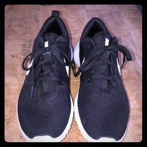 Calling all Lady Golfers! Nike black golf shoes